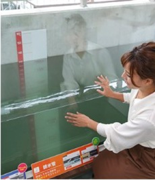 【耐水害住宅体験】⭐⭐⭐⭐⭐<br/>ファイ迫力！！水位1ｍ以上の洪水を再現！
窓や隙間から浸水しない耐水害住宅の性能を体験できる！