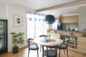 「なんだかこの部屋、落ち着くな」
そう感じる空間には、きまって素敵な照明があります。
「照明を変えただけで、我が家が一番好きな場所になった」
そんな感動を、ぜひ体感してみませんか？