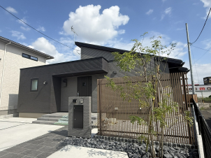 外壁は新色【グレー×黒】のタイルです！