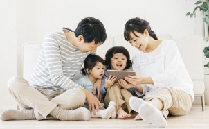 理想のマイホームを「i-tab」でシミュレーション♪外観からキッチン、フローリングまでワンタッチで色を変えられるので、ご家族皆様で完成イメージをお楽しみいただけます！