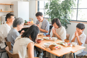 ご家族で楽しめる充実のツアー！
郡山北総合住宅展示場からバスで快適移動！見学後は「神戸クックワールドビュッフェ郡山店」にて美味しいランチを無料でお楽しみいただけます。