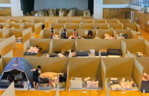 地震後の生活を想像してみてください。
お家が倒壊しなくても、停電や余震がくる中で家族を守れるでしょうか？
一条工務店なら、災害後も翌日から普段と変わらない生活が送れます。間違いのないお家づくりのために、一度お話聞いてみてください。
※画像はイメージです。