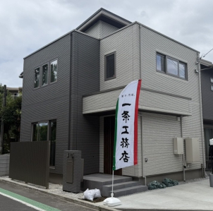 【ハイドロテクトタイル】ホワイト×ミストグレー。人気の新色を利用したカラーです。