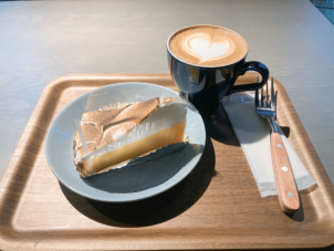 季節に合わせたケーキと、飲み物をご用意させていただきます。