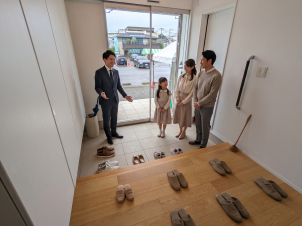 本ページから申し込みいただきましたら、担当者からメールを差し上げます。日程調整後、世田谷オークラ展示場にご来店ください。※キッズルームございます。