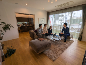 専任スタッフが丁寧にご要望をお伺いします。（所要時間２時間ほど）既にご要望が形になっている図面等がございましたらお持ちください。