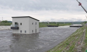 一条工務店の水害実験の一例として、北海道の十勝川の中に耐水害住宅を建築。川の流れを受けても室内に一滴も水が入らないことを証明しました。