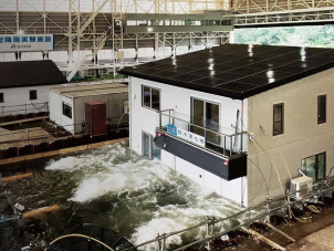 実際の建物で、水害への強さを確かめています。