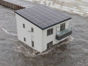 耐水害実験の一例として、北海道の十勝川の中に耐水害住宅を建築。堤防を決壊させた川の流れを受けても室内に一滴も水が入らないことを証明しました。