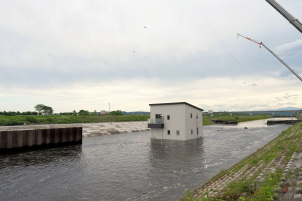一条工務店の水害実験の一例として、北海道の十勝川の中に耐水害住宅を建築。川の流れを受けても室内に一滴も水が入りません。