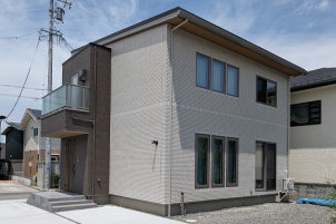 会場は２階建て ・ ３６坪 の【グラン・スマート】 。　一条工務店が誇る業界最高クラスの性能と、優雅なデザインを兼ねそろえております ！