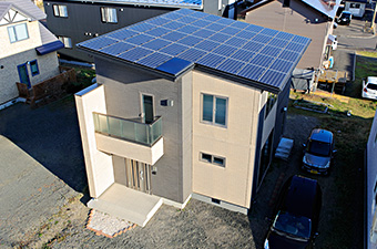 屋根には、大容量の太陽光パネルを搭載。