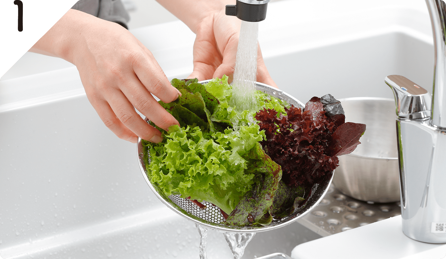 リーフレタスは洗って、ソースがからみやすいよう水気をよく切り、冷蔵庫で冷やしてパリッとさせる。