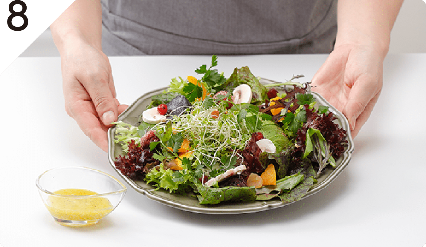 ❼にそのほかの野菜、❹❺、冷凍ミックスベリーを彩りよく盛り付け、❻のソースを添えてできあがり。