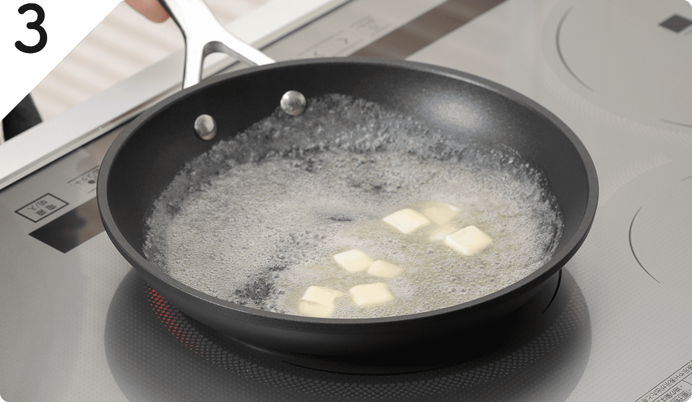 フライパンにバターとオリーブオイルを中火で熱する。