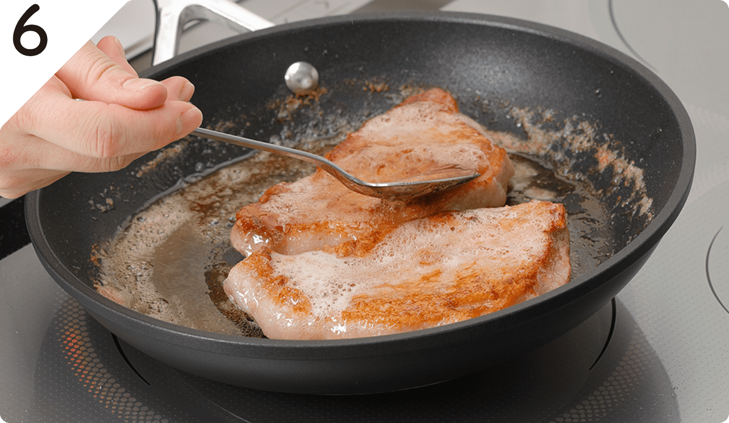 ❻弱火にして、豚肉にスプーンで焼き汁をかけながら、中までじっくり火を通し、取り出しておく。