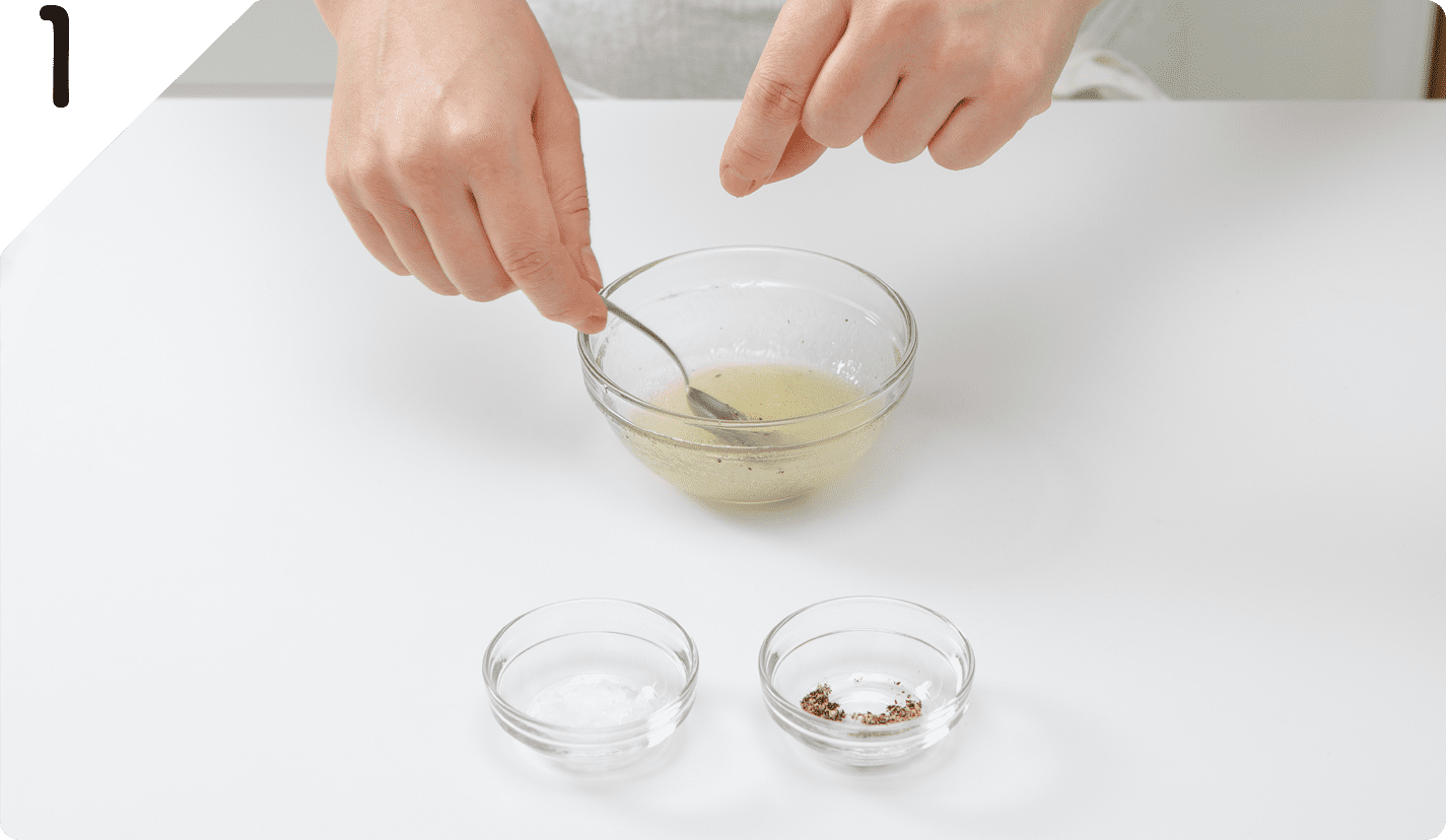 ボウルにマリネ液の材料を入れて混ぜ、塩・こしょうで味を調える。