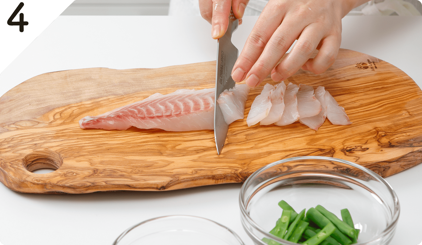 白身魚は食べやすい大きさに切って皿に盛り付ける。