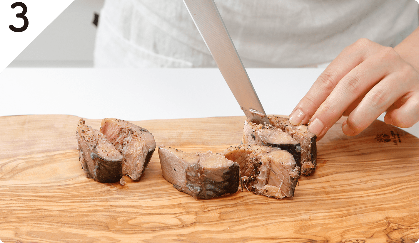 鯖は缶から取り出してキッチンペーパーで水気をふきとり、骨に沿って縦半分に切り塩・こしょうする。