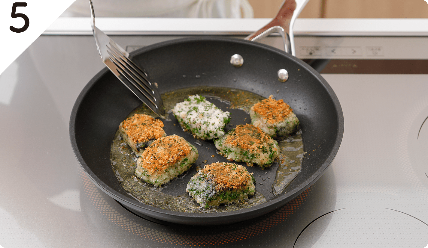 フライパンにオリーブオイルを中火で熱して❹を焼き、色がついたら裏に返し焼き上げる。