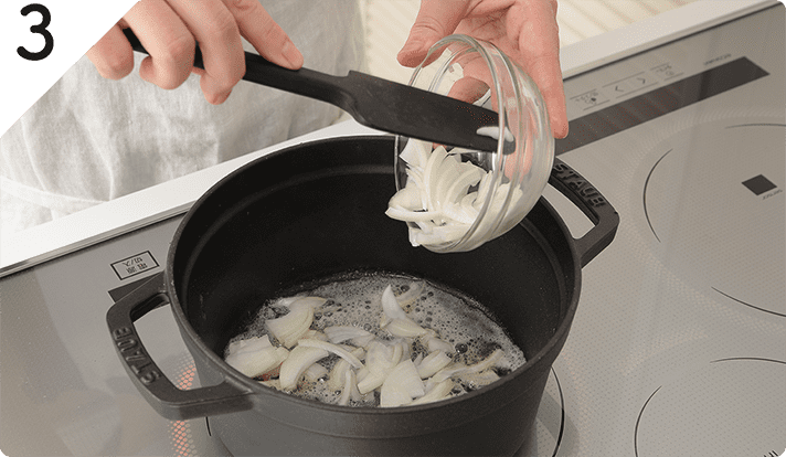 鍋にバターを中火で熱し、玉ねぎをしんなりするまで炒める。