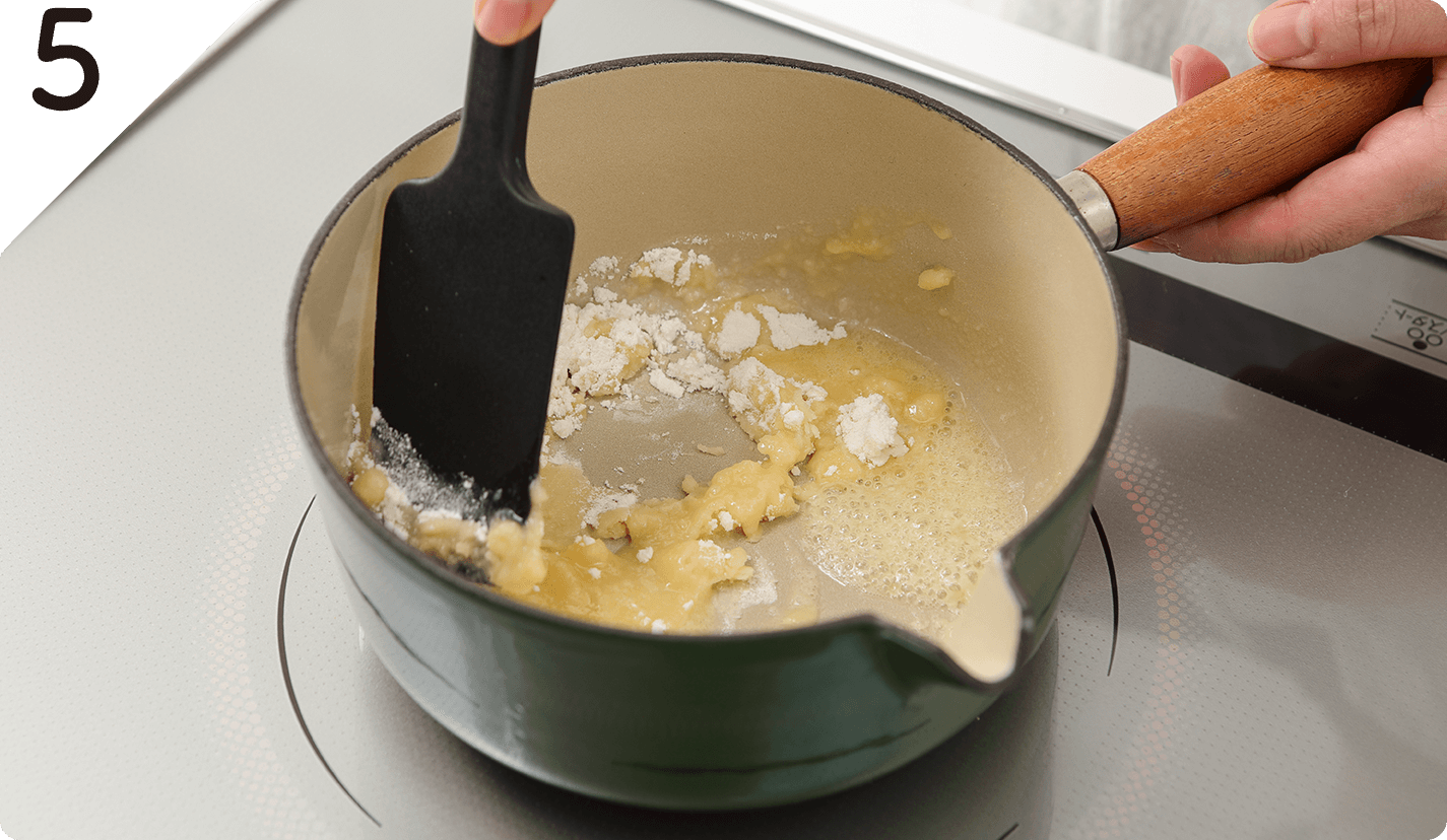 ホワイトソースをつくる。鍋にバターを溶かし、薄力粉を一気に加えてゴムベラで手早くなじませるように混ぜる。