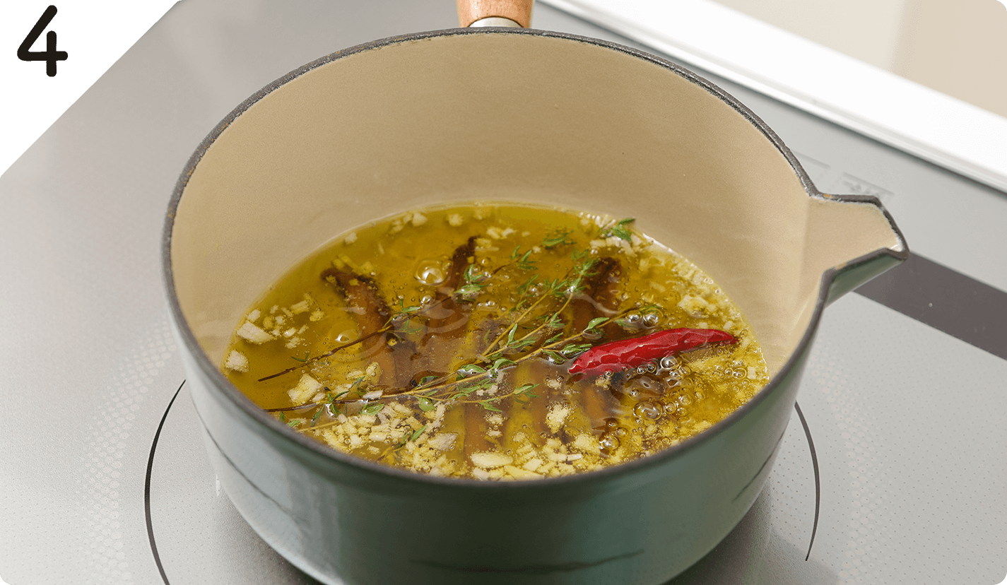 鍋にオリーブオイル、にんにく、アンチョビ、鷹の爪、タイムを入れ、弱火で香りが立つまで温める。