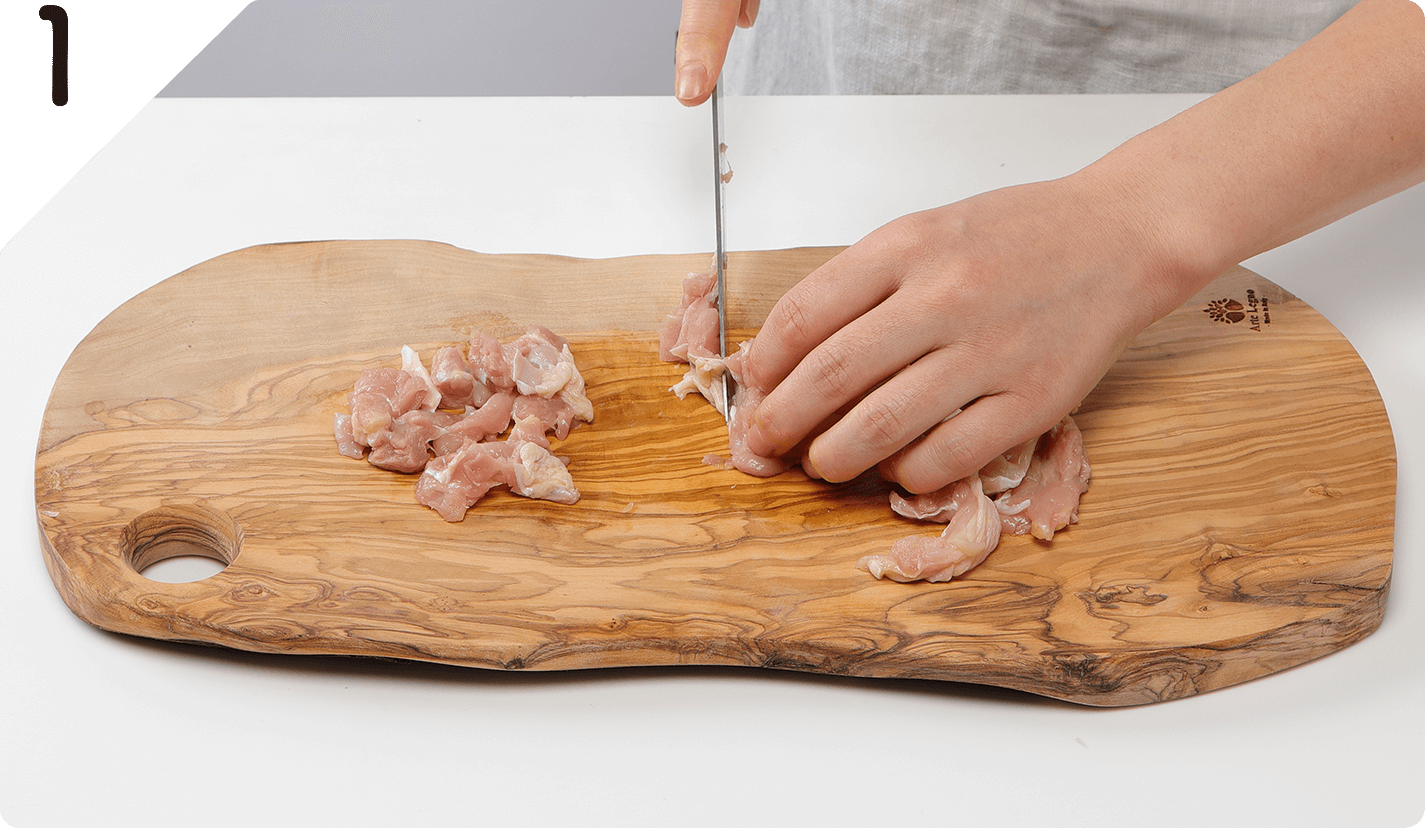 鶏もも肉、たまねぎは5ミリ角に切る。