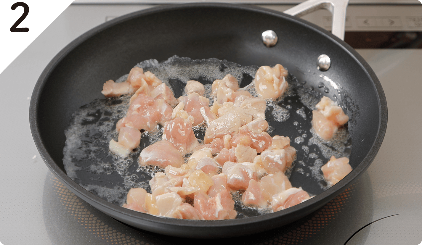 フライパンにバターを中火で熱し、❶の鶏肉を炒める。