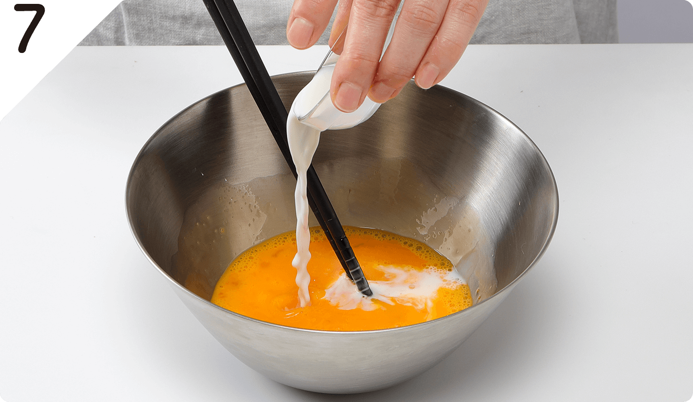 ボウルに卵を入れて溶きほぐし、牛乳、塩を加え混ぜる。