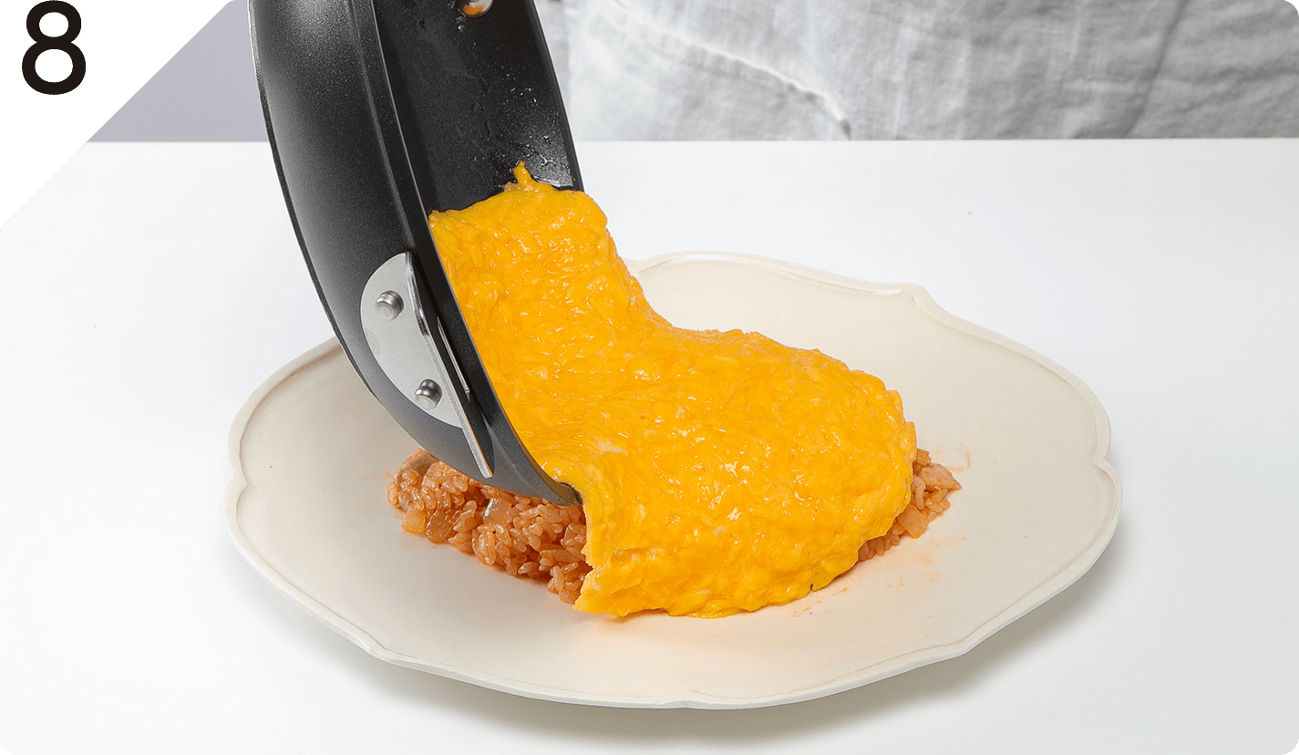 小さめ(20センチ)のフライパンにバターを中火で熱し、❼を一度に流し入れ、中心から菜箸で手早く混ぜる。半熟になったら、❻にふわりとのせ、ケチャップ(分量外)をかける。