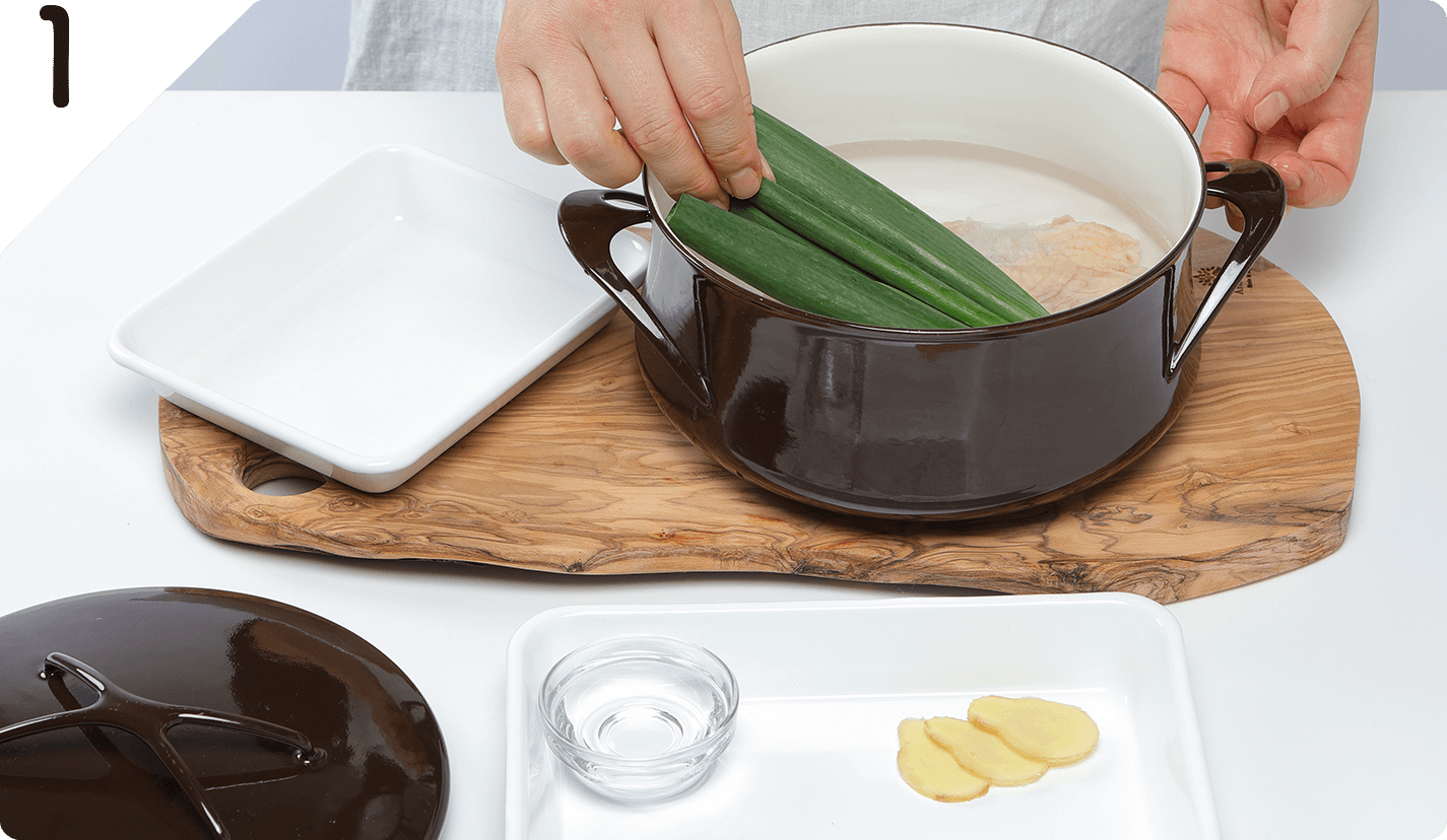 鍋に水400ml(分量外)、鶏むね肉、長ねぎ、しょうが、酒、塩を入れて沸騰させる。アクを取り除き、フタをして火を止める。約20分、余熱で火を通す。