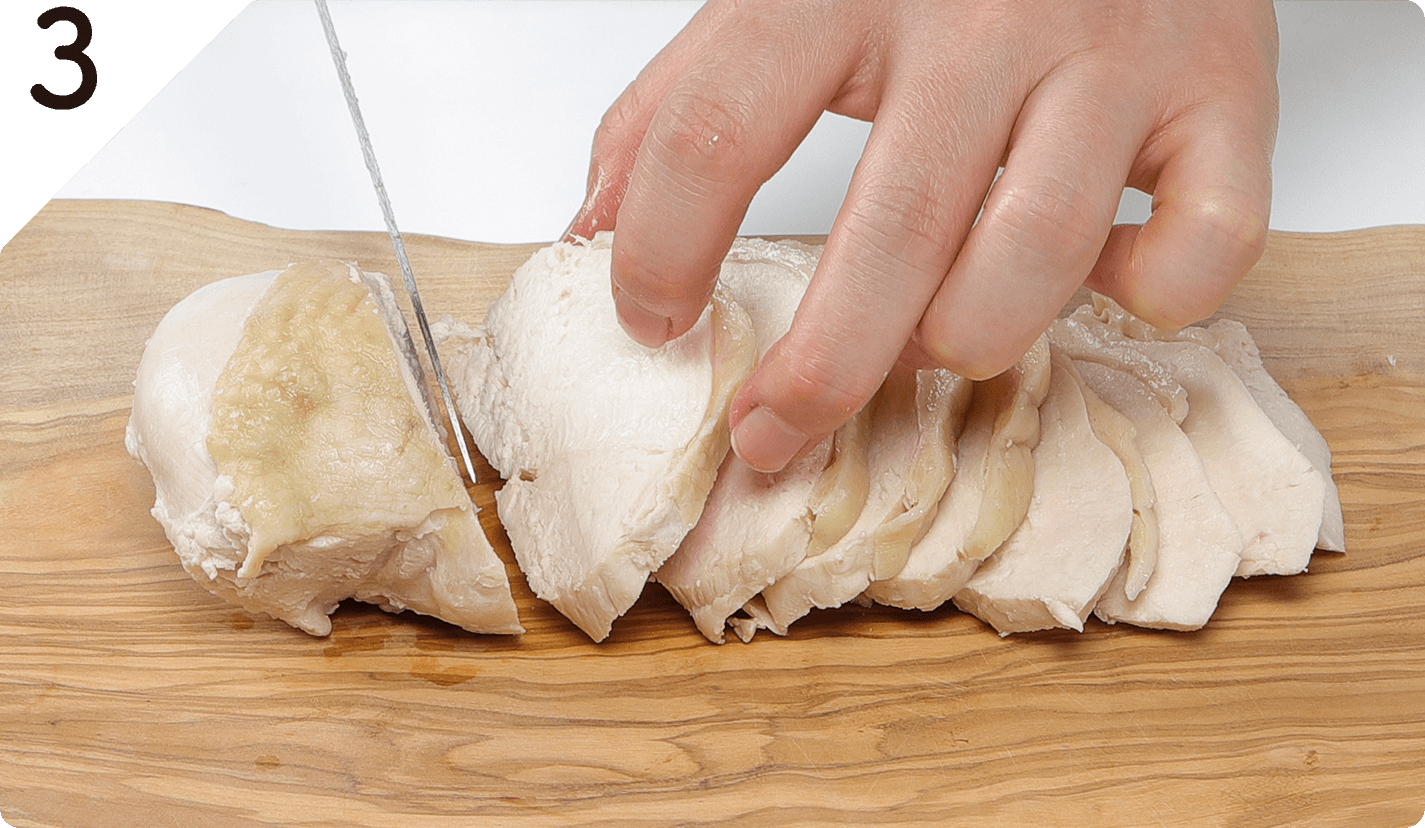 鶏肉を取り出して、粗熱が取れたら、皮を取り除き薄切りにする。
