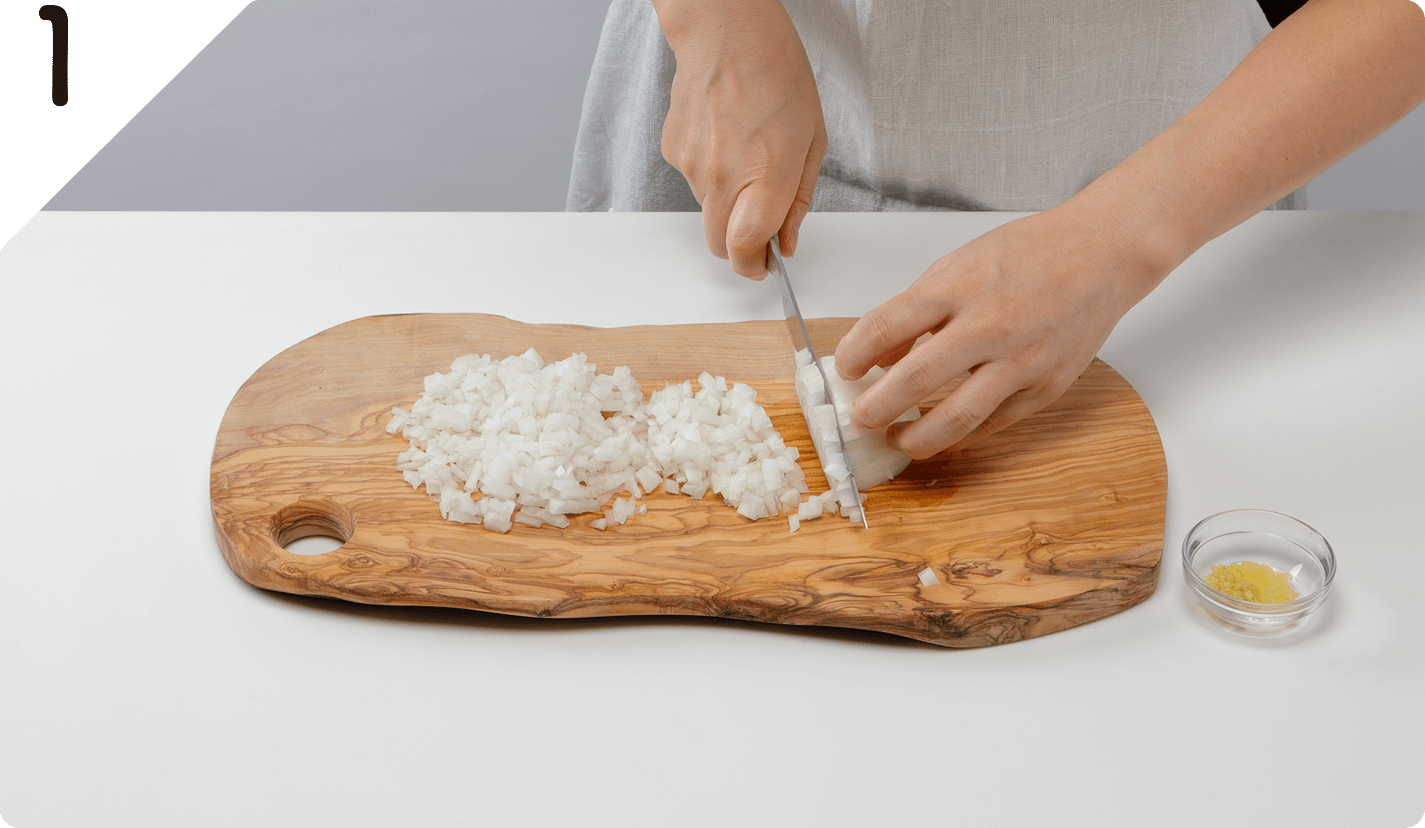 鶏肉はひと口大に切る。たまねぎはみじん切りに、にんにく、生姜はすりおろす。