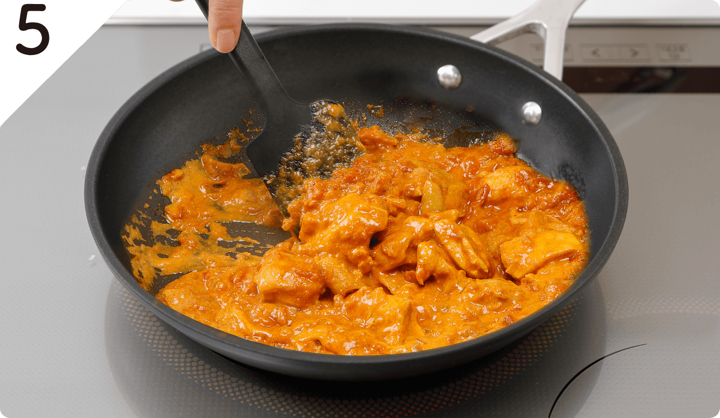 ❹に❷の鶏肉を加えて混ぜ合わせ、とろみがつくまで約10分煮詰める。