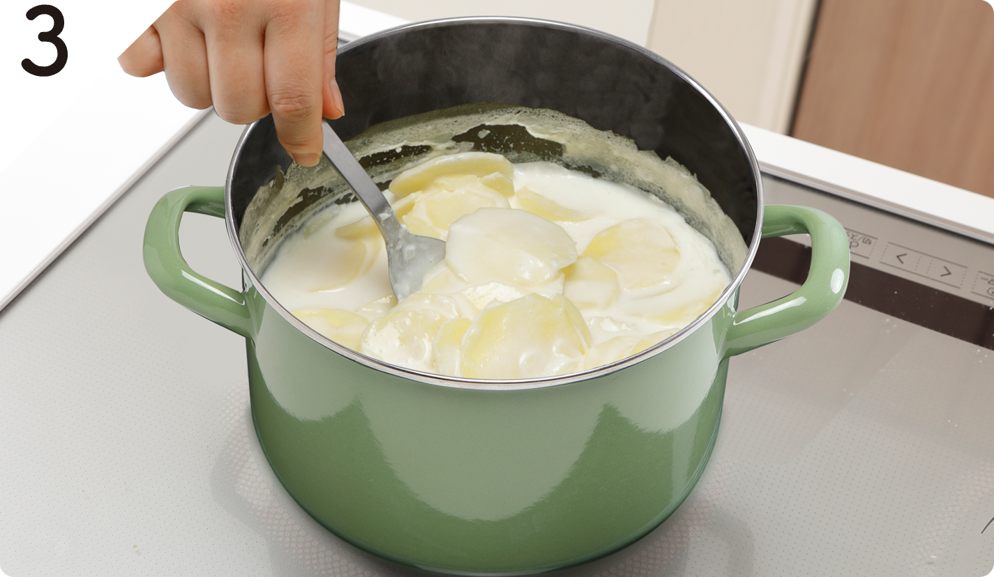 ❷に❶のにんにく、牛乳、生クリーム、塩を加え混ぜ、中火にかける。沸騰したら弱火にし、じゃがいもが柔らかくなるまで5～10分煮る。