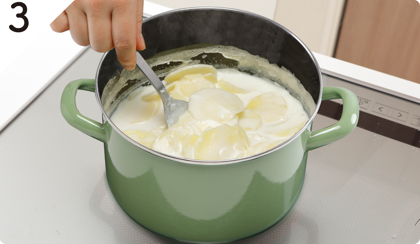 ❷に❶のにんにく、牛乳、生クリーム、塩を加え混ぜ、中火にかける。沸騰したら弱火にし、じゃがいもが柔らかくなるまで5~10分煮る。