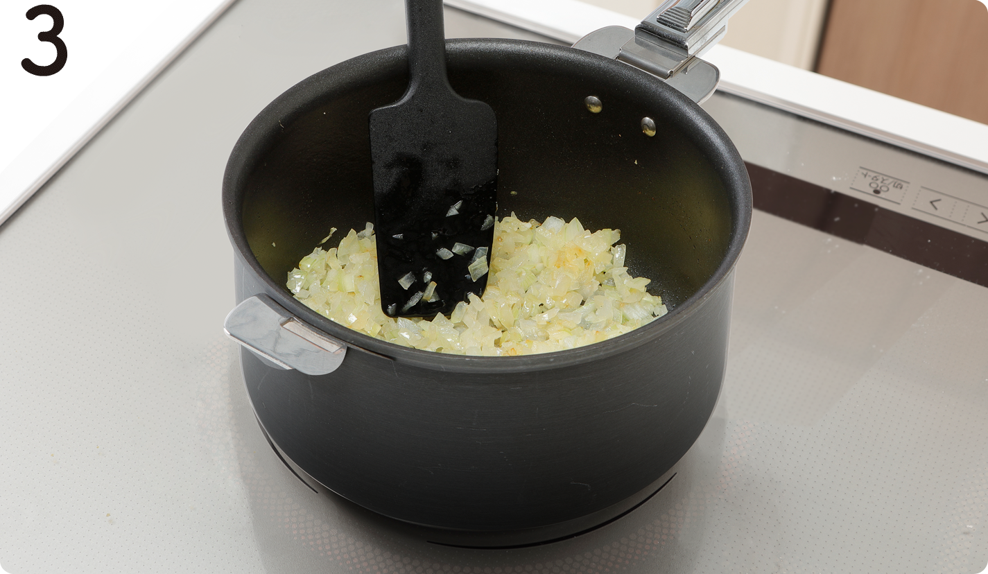 鍋にオリーブオイル、❷のにんにくを入れて熱し、たまねぎを加え、しんなりするまで炒める。セロリを加え軽く混ぜる。