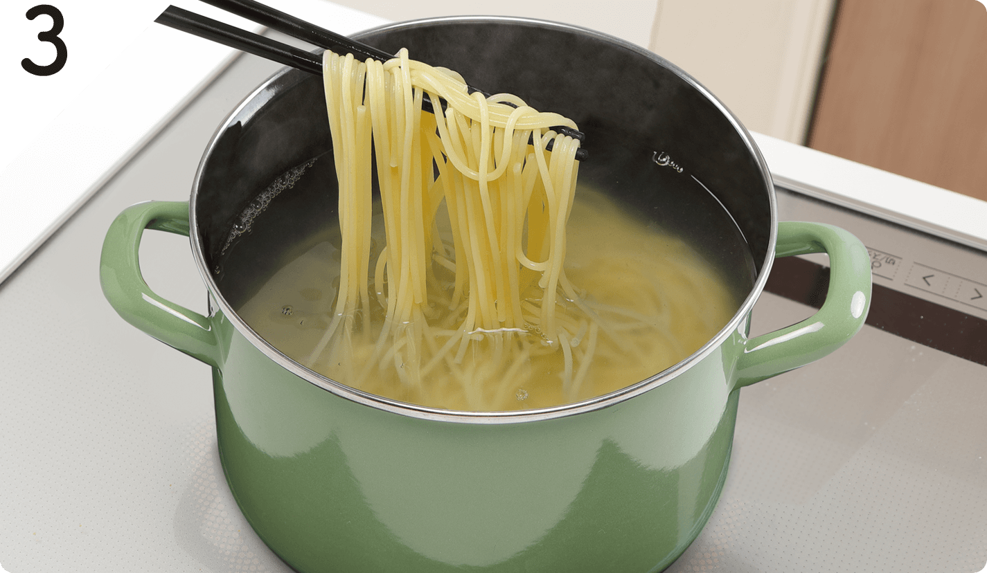 鍋にたっぷりの湯を沸かし1%の塩(水1Lにつき10g)を加え、パスタを硬めに茹でる(茹で汁は1/2カップほどとっておく)。