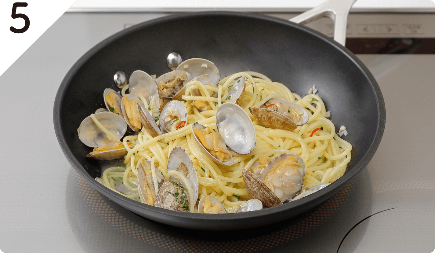 味見をして塩・こしょうで味をととのえ、パスタを加え混ぜる。