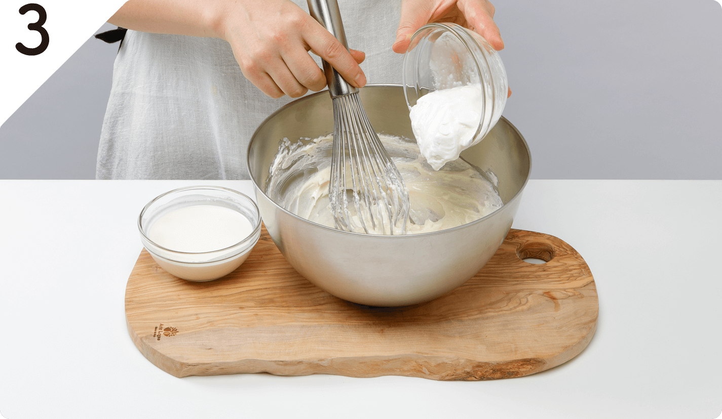 ボウルにクリームチーズを入れて泡立て器で混ぜ、砂糖を加え滑らかになるまで、さらに混ぜる。