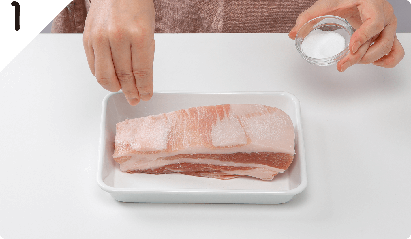 豚肉に塩・こしょうをふる。キャベツはひと口大に切り、たまねぎは薄切りにする。