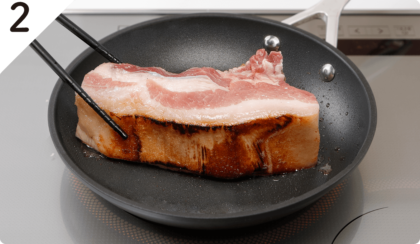 フライパンにオリーブオイル(大さじ1/2分)を強火で熱し、豚肉の表面全体に焼き色をつけて取り出す。
