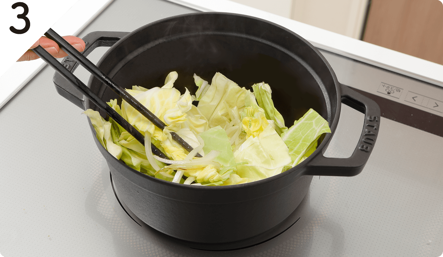 鍋にオリーブオイル(大さじ1/2分)を中火で熱し、たまねぎをしんなりするまで炒める。さらに、キャベツを加え、さっと火を通す。