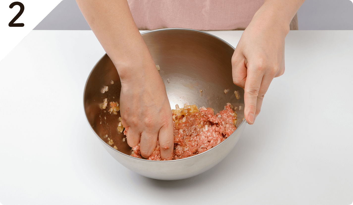 ボウルにひき肉、たまねぎ、溶き卵、ナツメグ、にんにく、塩を加えて練り混ぜる。