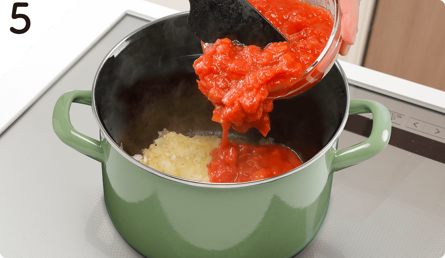 トマト缶を加えて5～10分煮込み、塩・こしょうで味をととのえる。
