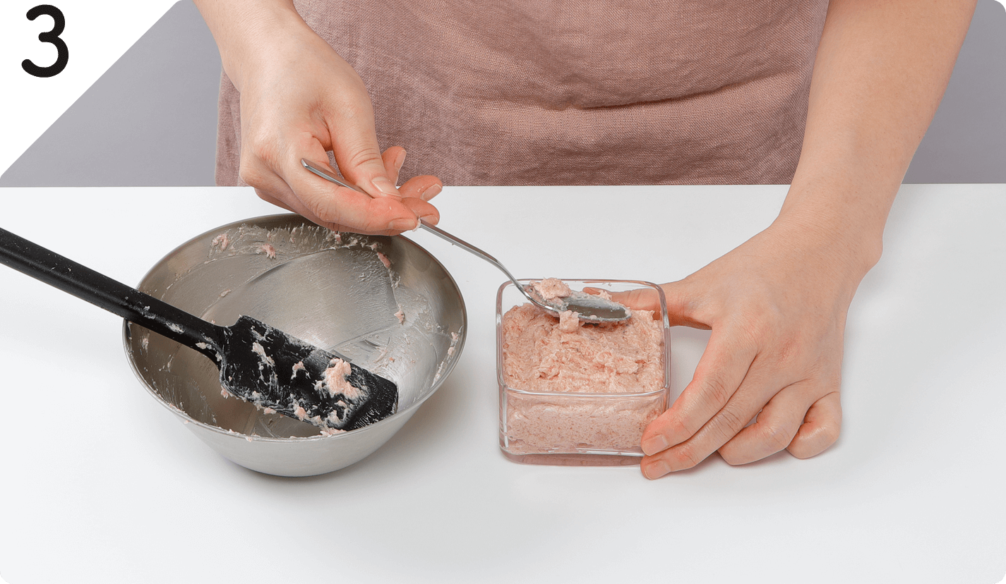❷をボウルに移し、レモン汁、にんにくを加え味をととのえる。容器(ココット皿など)に詰め、冷蔵庫で30分ほど冷やす。