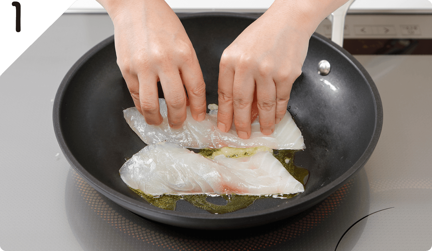 白身魚に塩をふり10分ほどおき、キッチンペーパーで水気を拭きとる。フライパンにオリーブオイルを中火で熱し、白身魚の皮目を下にして焼く。
