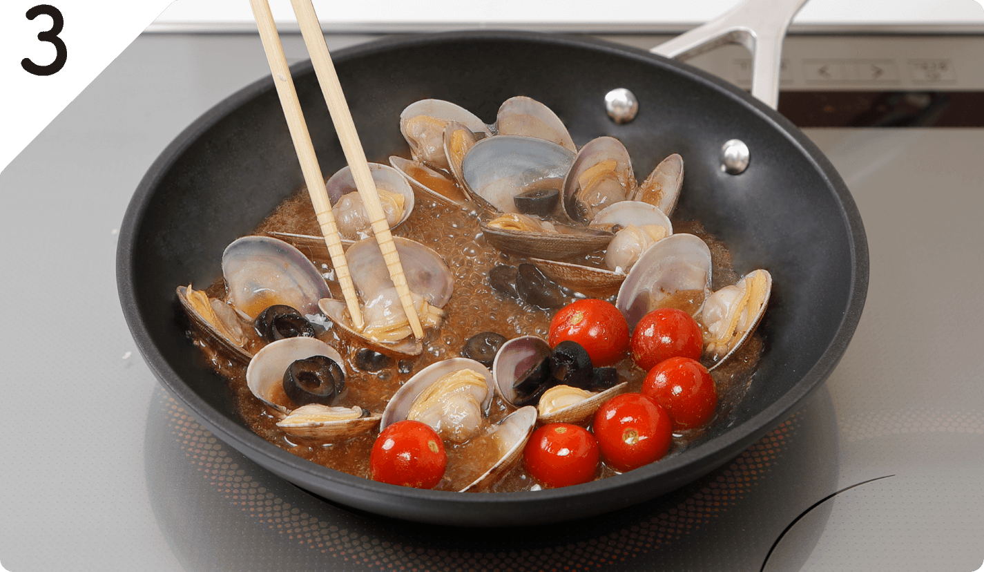 ❷に、にんにく、ミニトマト、オリーブオイル(分量外・大さじ1)を加え、中火で3分ほど煮込む。