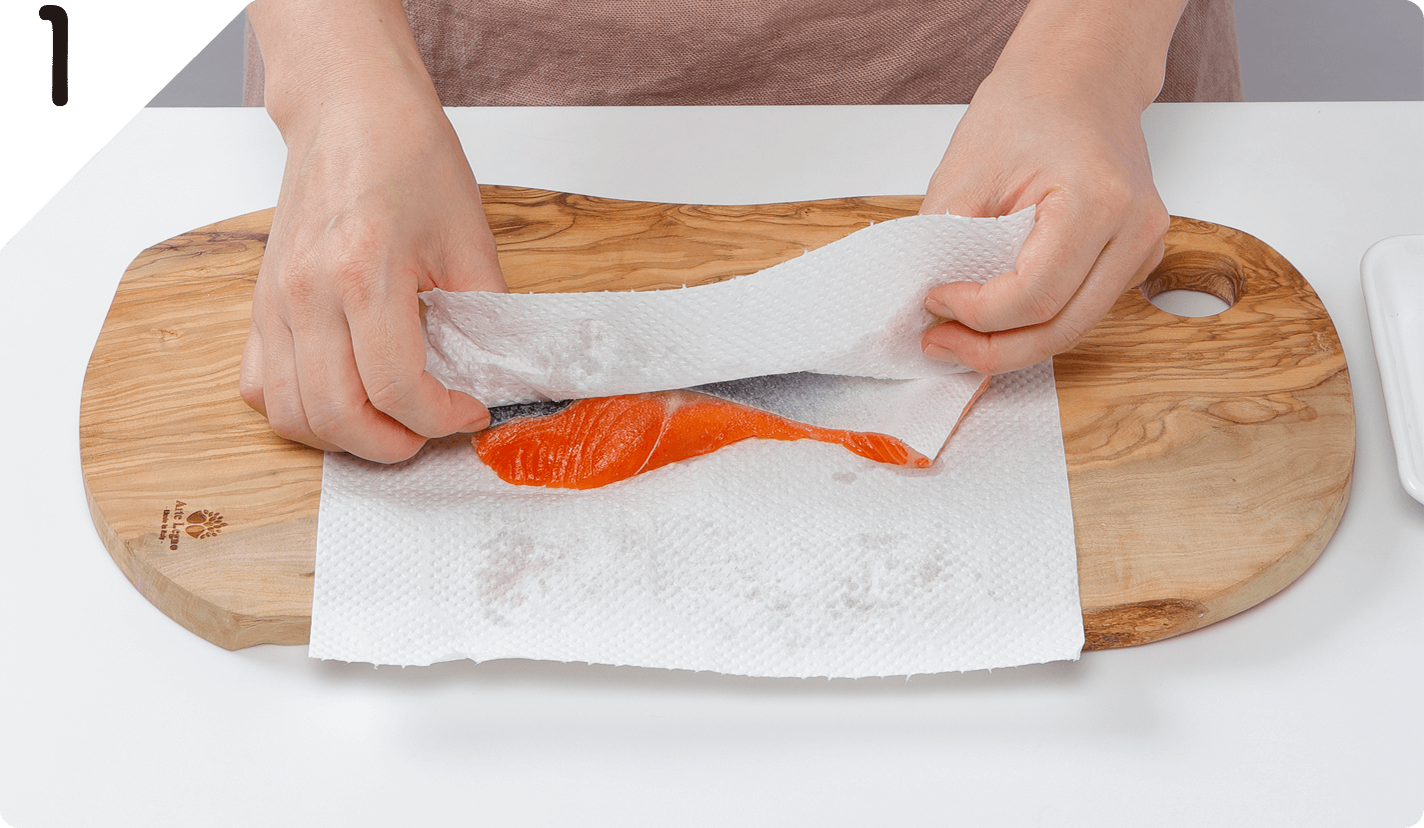 鮭に塩をふり10分ほどおき、キッチンペーパーで水気を拭きとる。
